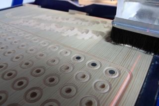 Bearbeitung der Tafel mit einer CNC-Fräse und Magneten