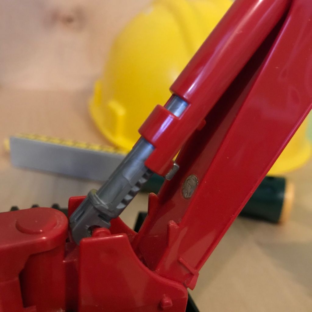 Reparatur eines Spielzeugbaggers
